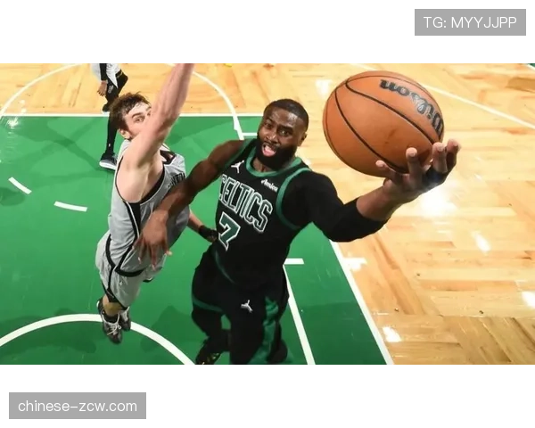 杰伦·布朗爆发力出众，攻防两端表现积极